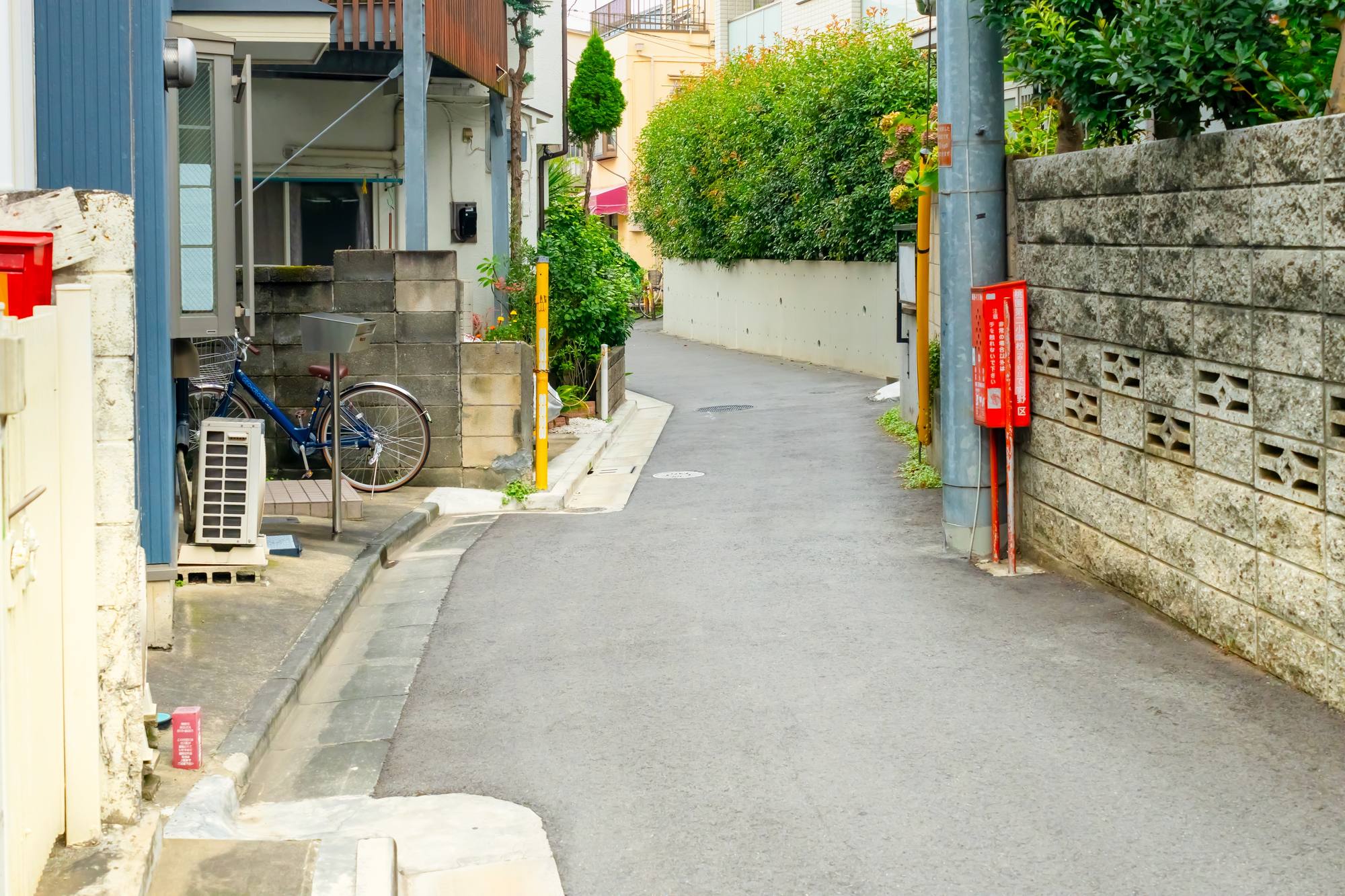東京の住宅密集地の細い道（セットバック）
